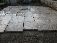 Genuino e antico pavimento in pietra di recupero di grandi dimensioni,in opus romano,tagliato a spessore di circa 3 cm.per una facile posa in opera,di colore beige,omogeneo,<br>
Stock di grande importanza