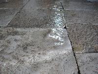ANCIEN ET TRèS VIEUX PLANCHER DE RèCUPèRATION EN PIERRE CALCAIRE BLANCHE COUPèE à EPAISSEUR DE 5 CM.D'èPOQUE 1700 ORIGINALE(STOCK DE 350 M2.DA VENDRE).