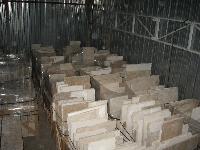 DALLAGE ANCIENS EN PIERRE DE BOURGOGNE COUPèE à 5 CM.DALLE DE BOURGOGNE EPOQUE 1700 ORIGINALE, EN PALETT DE M2 10,54, STOCK DE 500 M2 EN MAGASIN.<br>
MATèRIAUX ANCIENS<br>
