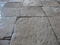 ANTICO PAVIMENTO IN PIETRA VECCHIA DI RECUPERO IN FORMATO (OPUS ROMAN)TAGLIATO A 3 CM. DI SPESSORE IDEALE PER PAVIMENTARE SPAZI INTERNI,CON PATINA ANTICA ORIGINALE DEL 1700.<br>
STOCK DI 1000 M2 IN MAGAZZINO PRONTI IN CASSE.MATERIALI DI RECUPERO