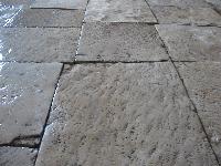 Pavimento anticato in pietra naturale in cassa.<br>
spessore 20 mm. opus roman