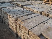 Pavimento antico in pietra di recupero<br>
epoca 1200 originale grandi stock in magazzino.<br>
Disponibilità di 1.000 m2. tagliato a 3 cm.